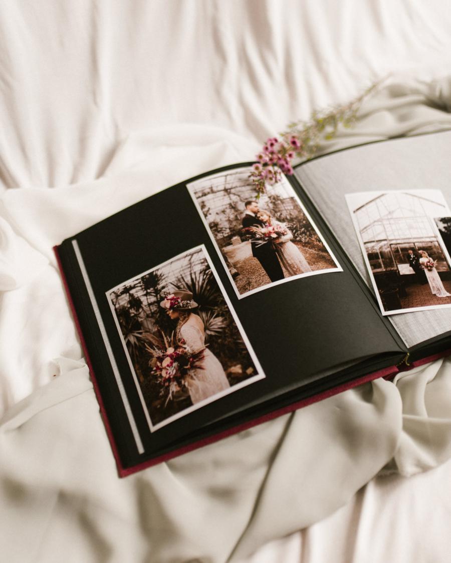 Tradycyjny album na zdjęcia - Malinowy róż ze złotą grafiką