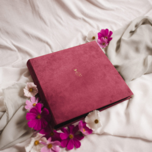 Tradycyjny album na zdjęcia - Malinowy róż ze złotą grafiką