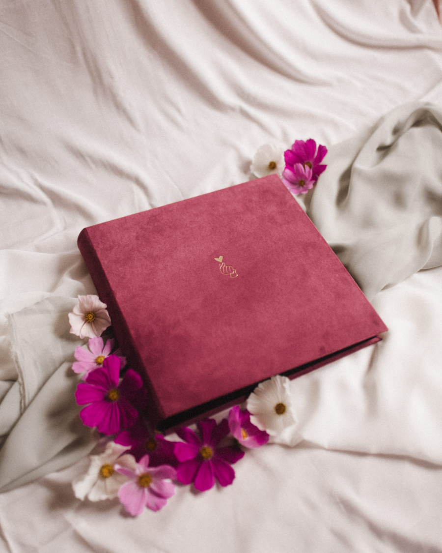 Tradycyjny album na zdjęcia - Malinowy róż ze złotą grafiką