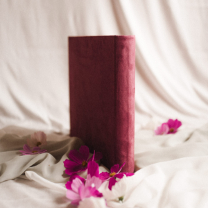 Tradycyjny album na zdjęcia - Malinowy róż ze złotym napisem miłość