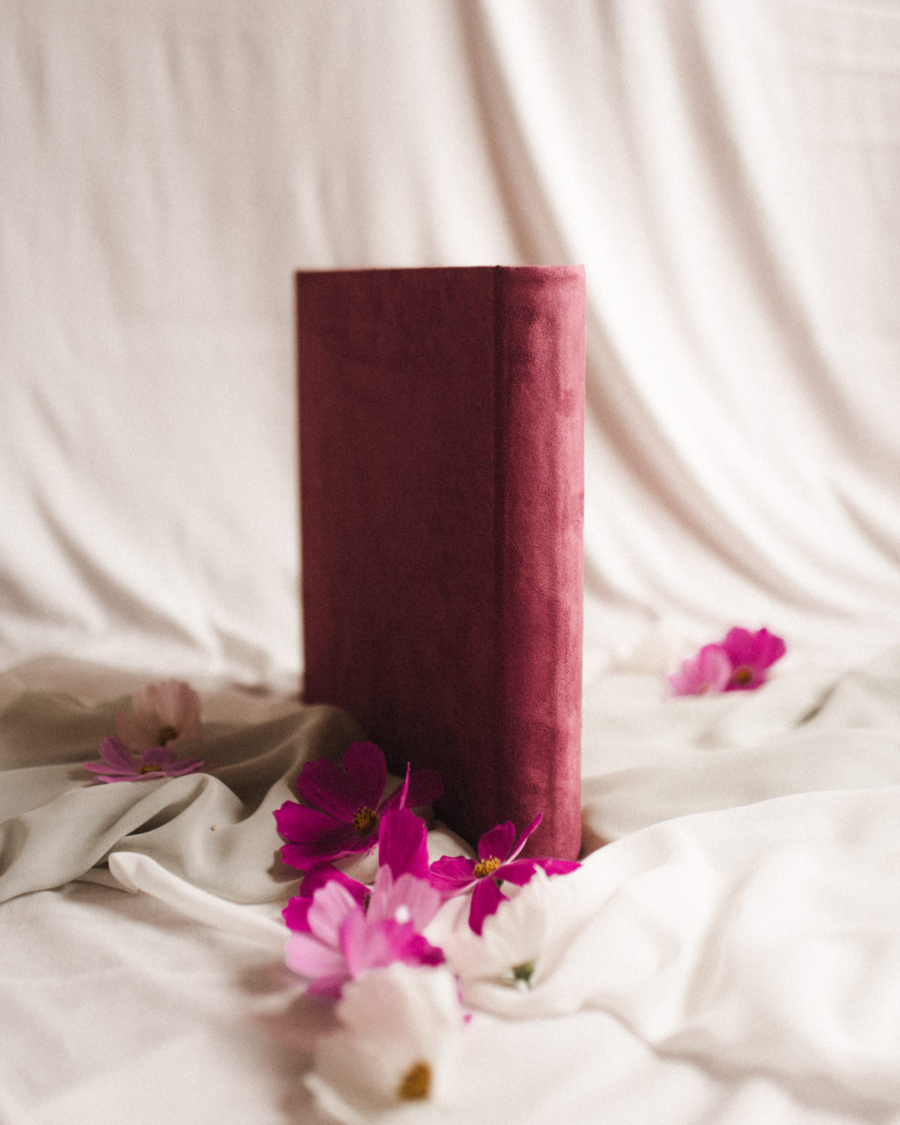 Tradycyjny album na zdjęcia - Malinowy róż ze złotym napisem miłość