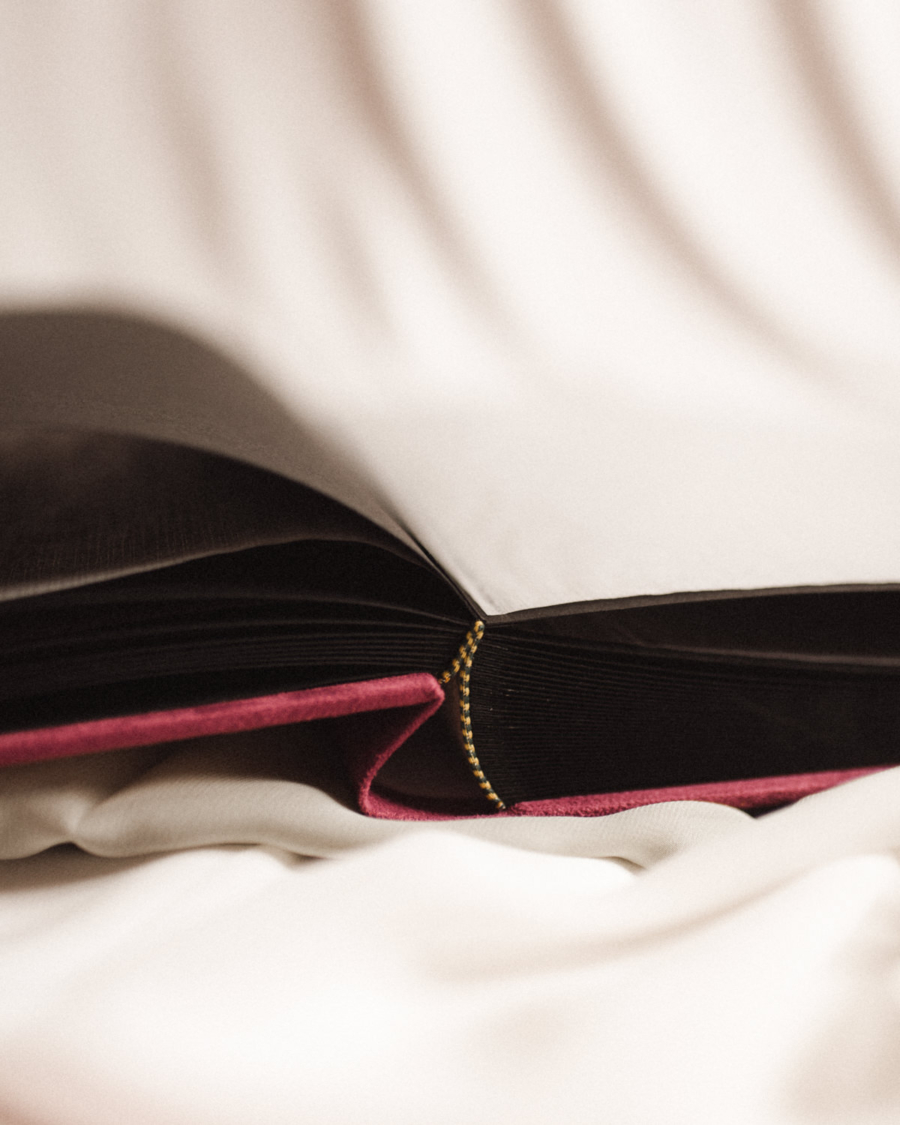 Tradycyjny album na zdjęcia - Malinowy róż ze złotym napisem miłość