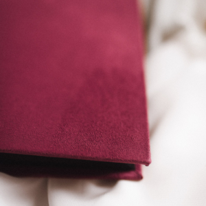 Tradycyjny album na zdjęcia - Malinowy róż ze złotym napisem miłość