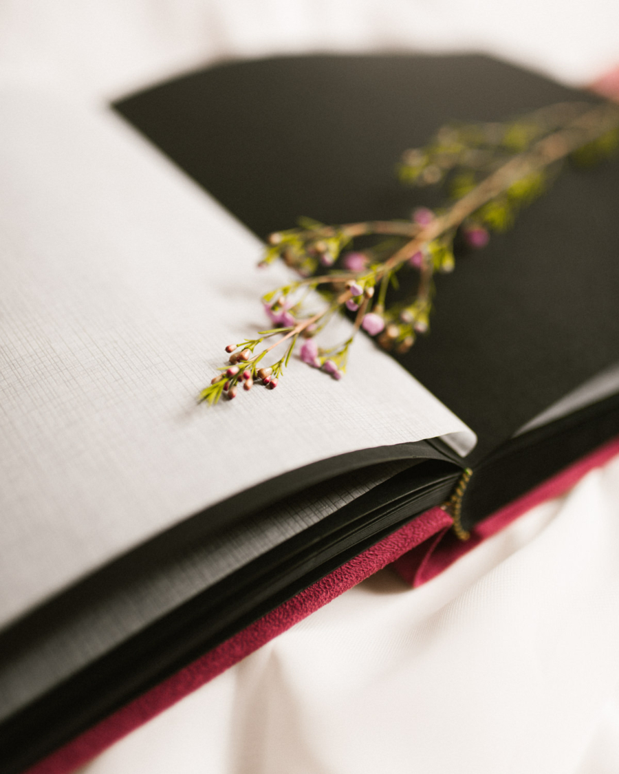 Tradycyjny album na zdjęcia - Malinowy róż ze złotym napisem miłość