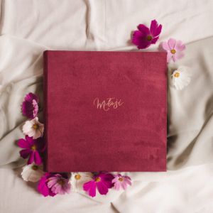 Tradycyjny album na zdjęcia - Malinowy róż ze złotym napisem miłość