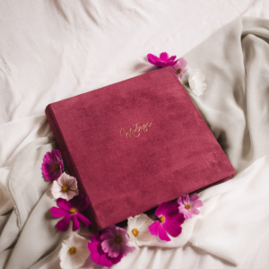 Tradycyjny album na zdjęcia - Malinowy róż ze złotym napisem miłość