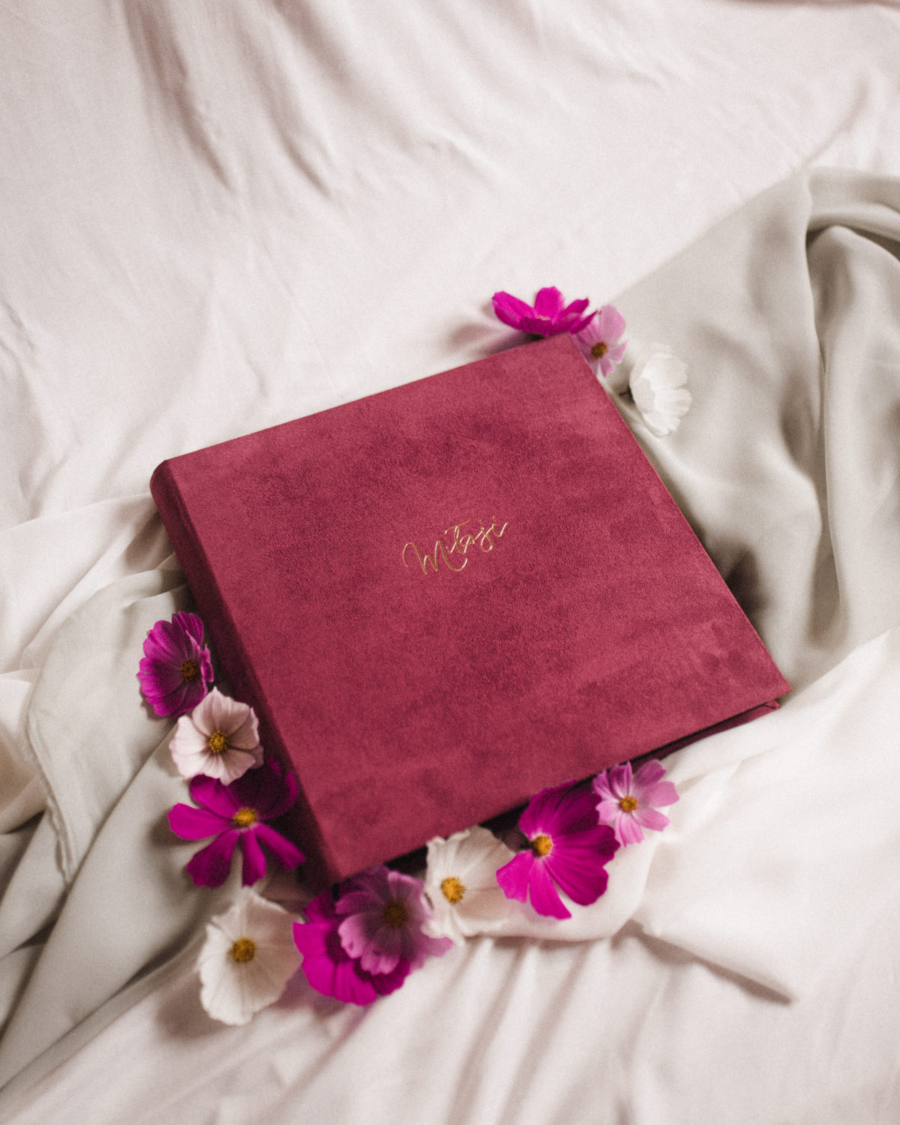 Tradycyjny album na zdjęcia - Malinowy róż ze złotym napisem miłość