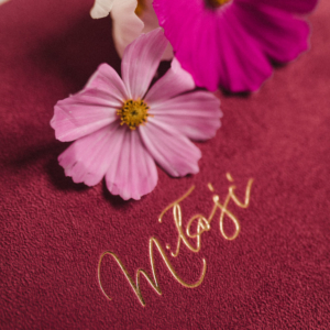 Tradycyjny album na zdjęcia - Malinowy róż ze złotym napisem miłość