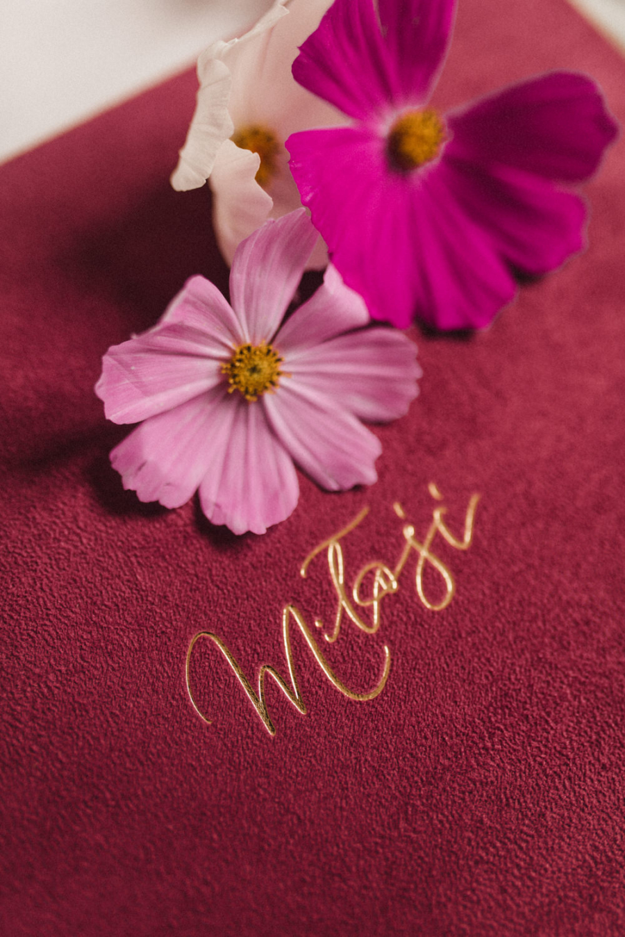 Tradycyjny album na zdjęcia - Malinowy róż ze złotym napisem miłość