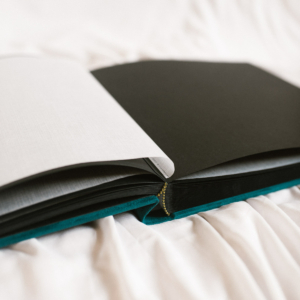 Tradycyjny album na zdjęcia - Turkusowy ze złotą grafiką