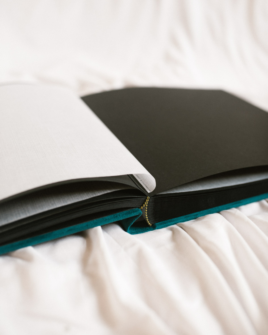 Tradycyjny album na zdjęcia - Turkusowy ze złotą grafiką