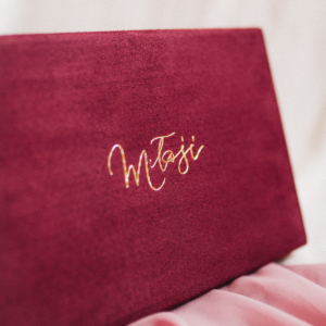 Pudełko na zdjęcia - Bordowe ze złotym napisem miłość