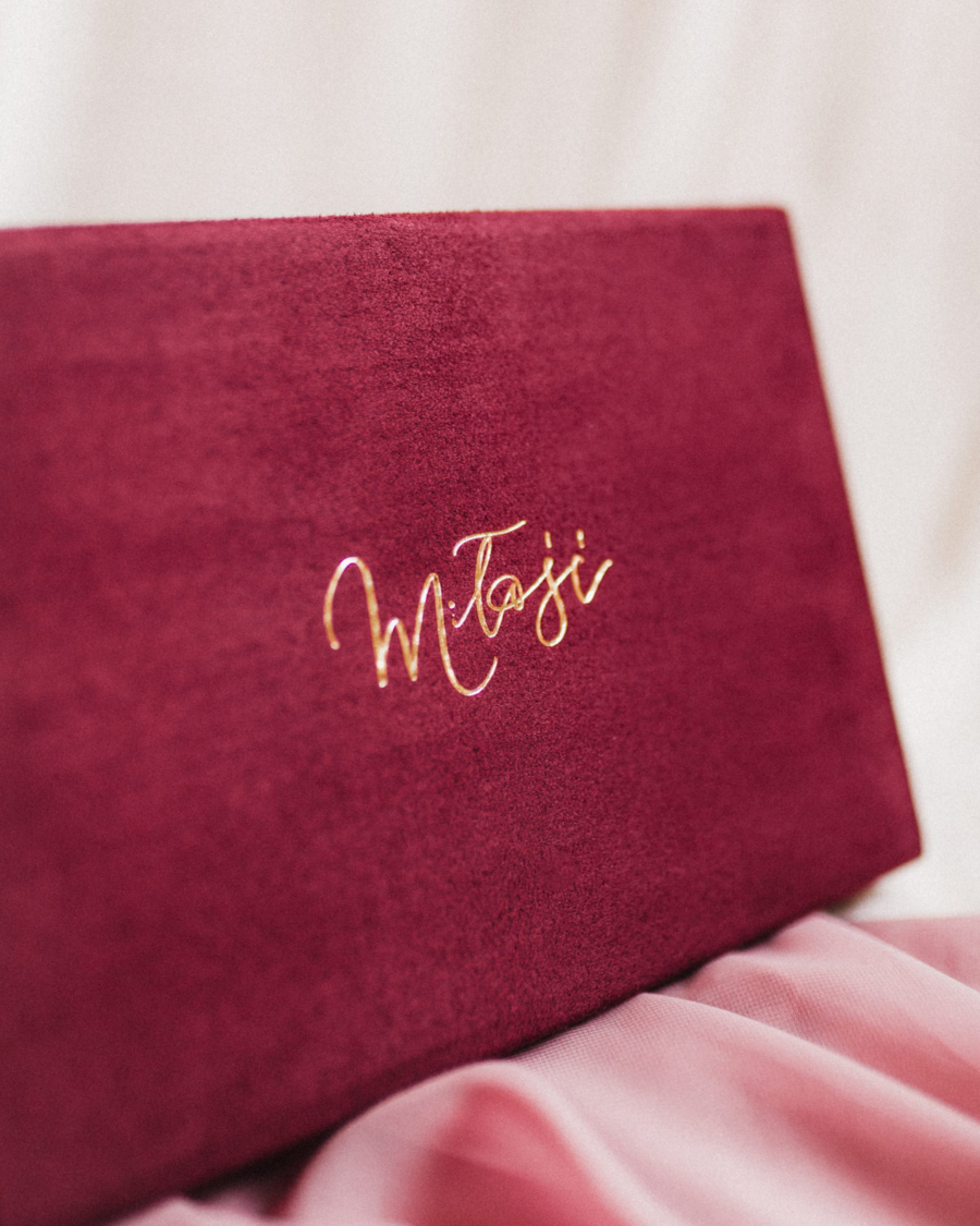 Pudełko na zdjęcia - Bordowe ze złotym napisem miłość