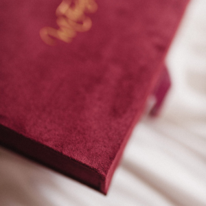 Pudełko na zdjęcia - Bordowe ze złotym napisem miłość