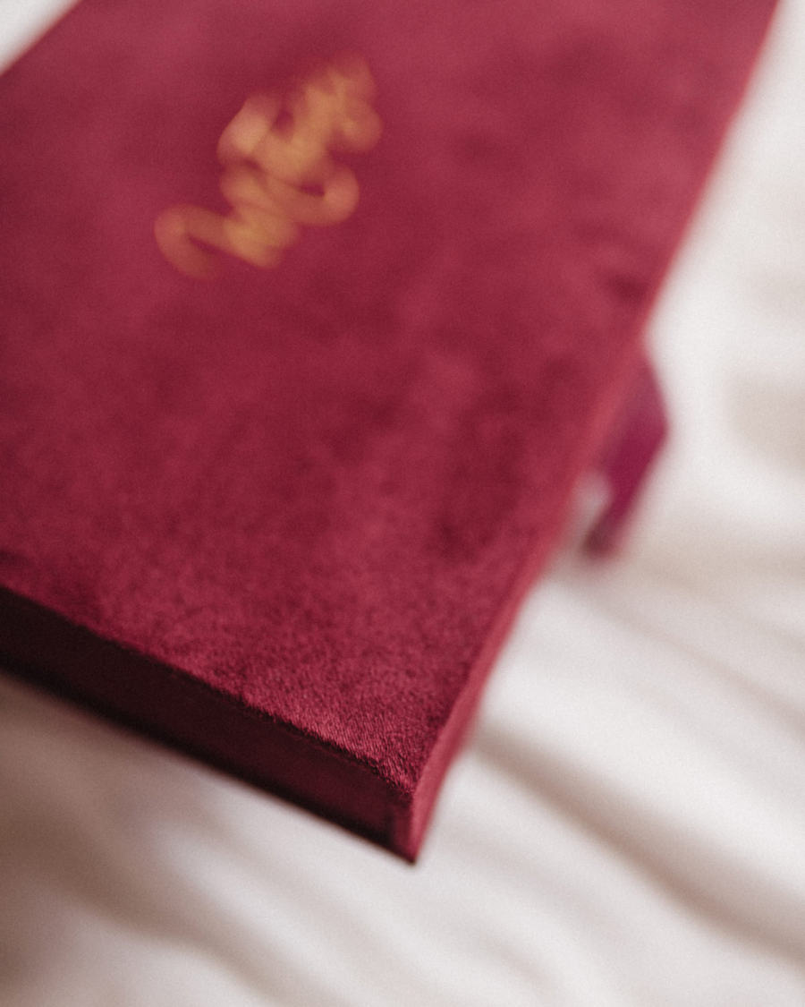 Pudełko na zdjęcia - Bordowe ze złotym napisem miłość