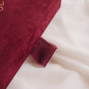 Pudełko na zdjęcia - Bordowe ze złotym napisem miłość