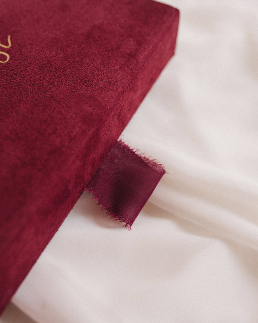 Pudełko na zdjęcia - Bordowe ze złotym napisem miłość