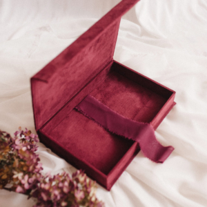 Pudełko na zdjęcia - Bordowe ze złotym napisem miłość