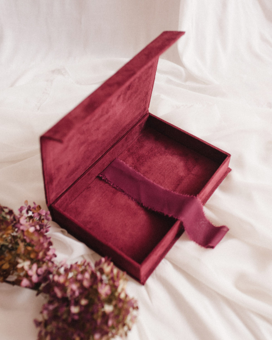 Pudełko na zdjęcia - Bordowe ze złotym napisem miłość