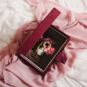 Pudełko na zdjęcia - Bordowe ze złotym napisem miłość