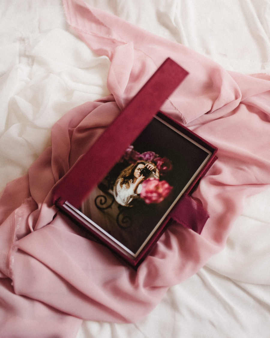 Pudełko na zdjęcia - Bordowe ze złotym napisem miłość