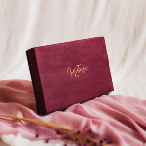 Pudełko na zdjęcia - Bordowe ze złotym napisem miłość