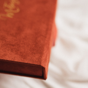 ewelina-zieba-pudelko-na-zdjecia-ceglane-ze-zlotym-napisem-milosc-05 Pudełko na zdjęcia - Ceglane ze złotym napisem miłość