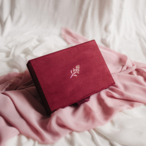 Pudełko na zdjęcia - Bordowe ze złotą grafiką