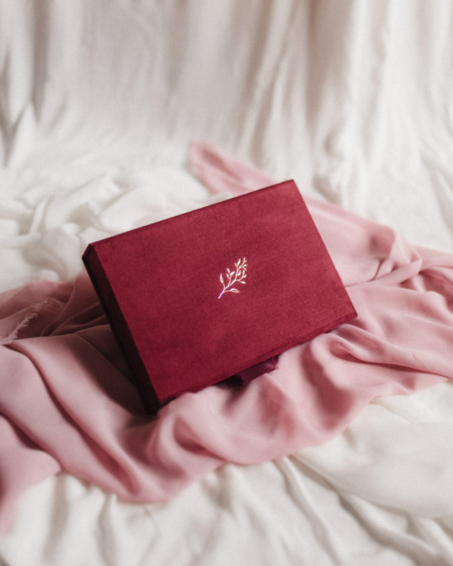 Pudełko na zdjęcia - Bordowe ze złotą grafiką