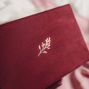 Pudełko na zdjęcia - Bordowe ze złotą grafiką