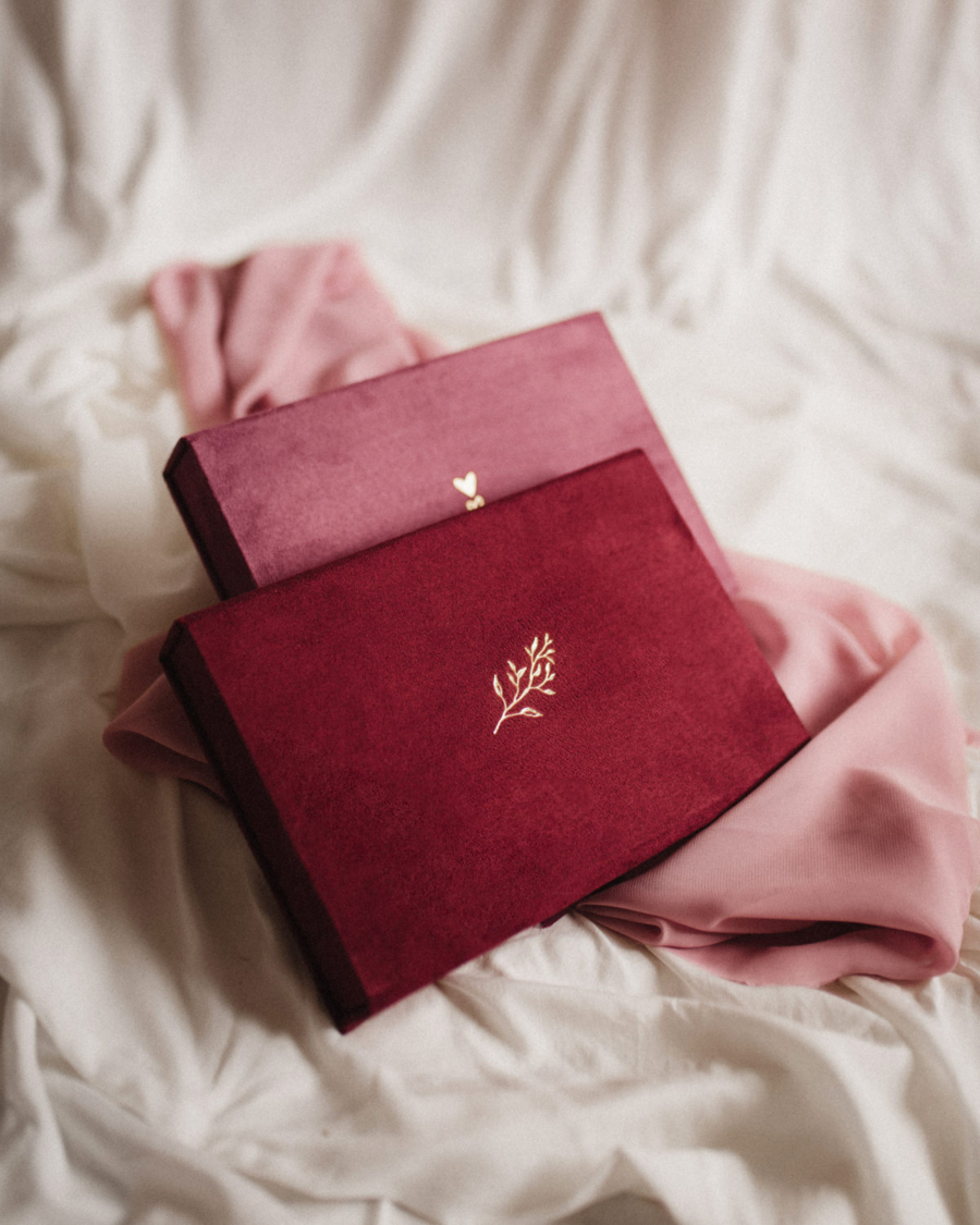 Pudełko na zdjęcia - Bordowe ze złotą grafiką