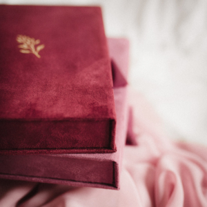 Pudełko na zdjęcia - Malinowy róż ze złotą grafiką