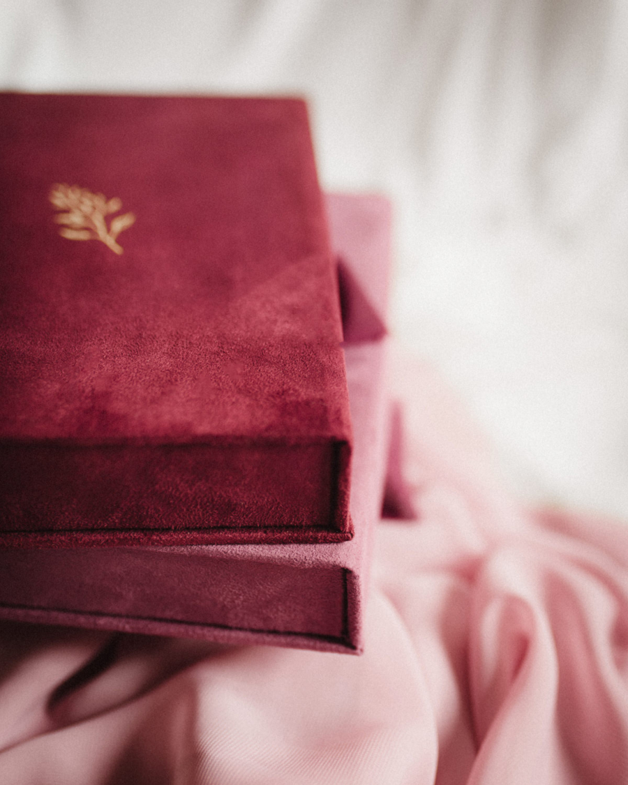 Pudełko na zdjęcia - Malinowy róż ze złotą grafiką