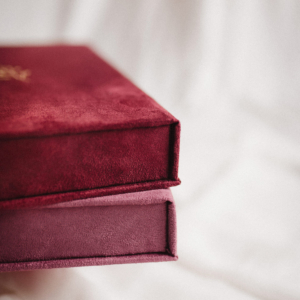 Pudełko na zdjęcia - Malinowy róż ze złotą grafiką