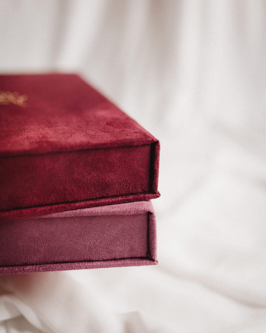 Pudełko na zdjęcia - Malinowy róż ze złotą grafiką