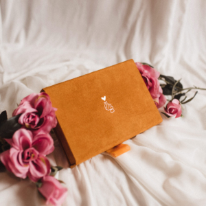 Pudełko na zdjęcia - Musztardowe ze złotą grafiką