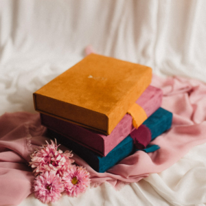 Pudełko na zdjęcia - Musztardowe ze złotą grafiką