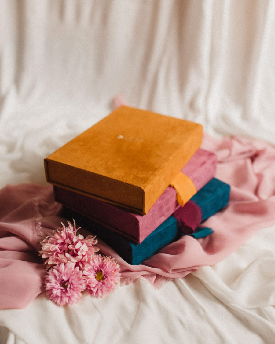 Pudełko na zdjęcia - Musztardowe ze złotą grafiką