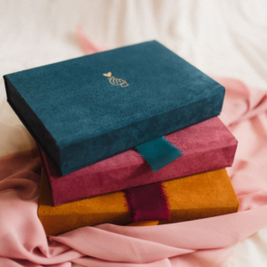 Pudełko na zdjęcia - Musztardowe ze złotą grafiką