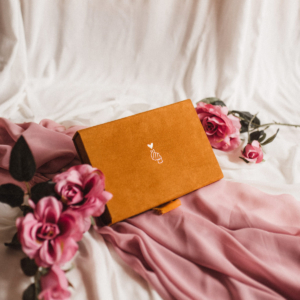 Pudełko na zdjęcia - Musztardowe ze złotą grafiką