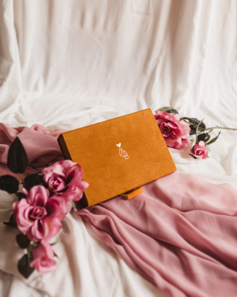 Pudełko na zdjęcia - Musztardowe ze złotą grafiką