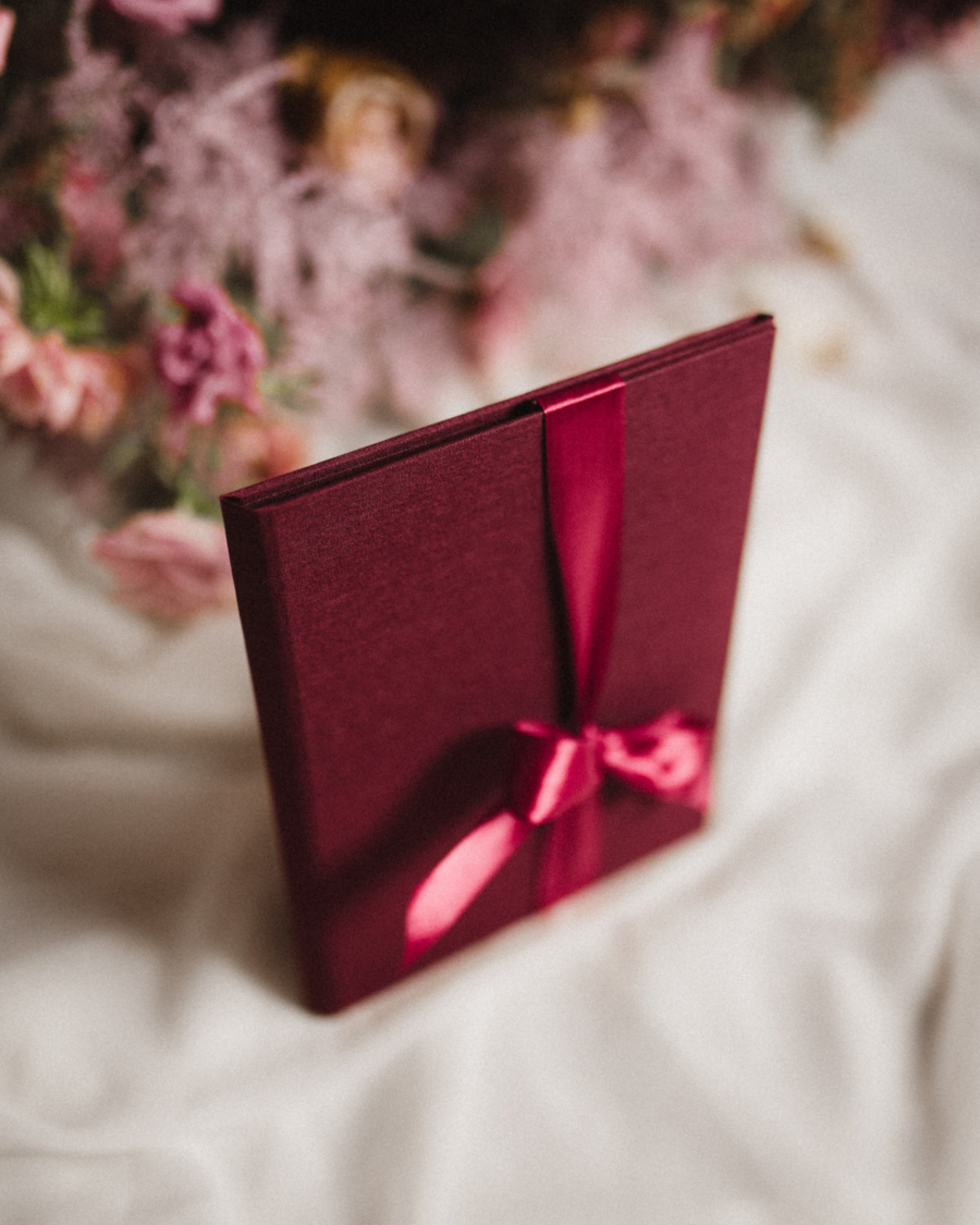 ewelina-zieba-teczka-na-zdjecia-w-kolorze-bordowym-02 Teczka na zdjęcia w kolorze bordowym