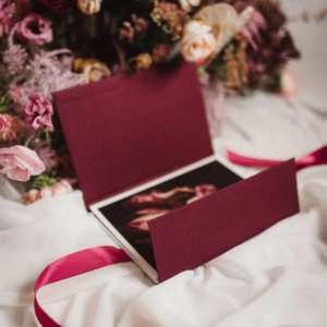 ewelina-zieba-teczka-na-zdjecia-w-kolorze-bordowym-05 Teczka na zdjęcia w kolorze bordowym