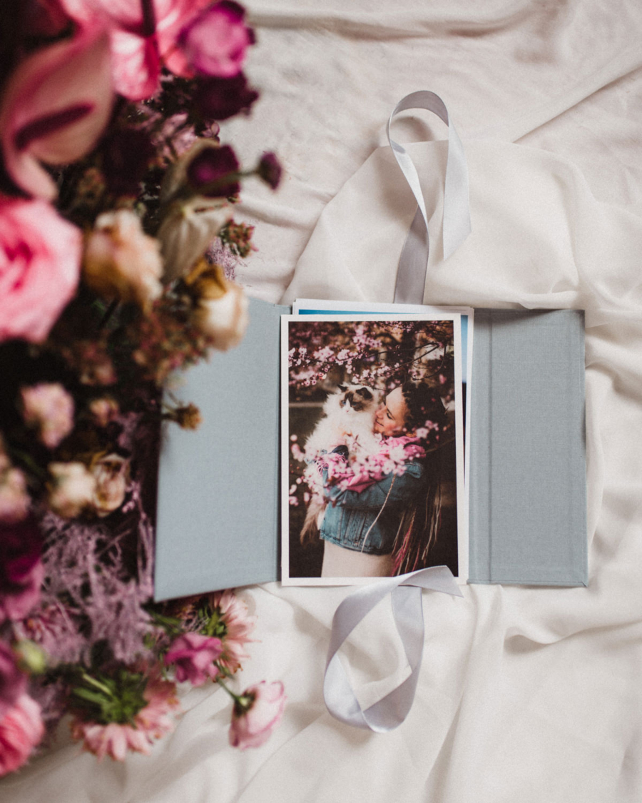 ewelina-zieba-teczka-na-zdjecia-w-kolorze-szarym-04 Teczka na zdjęcia w kolorze szarym