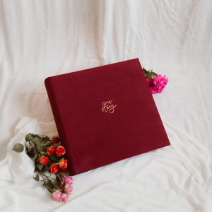 Tradycyjny album na zdjęcia - Bordowy ze złotym napisem