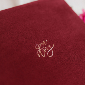 Tradycyjny album na zdjęcia - Bordowy ze złotym napisem