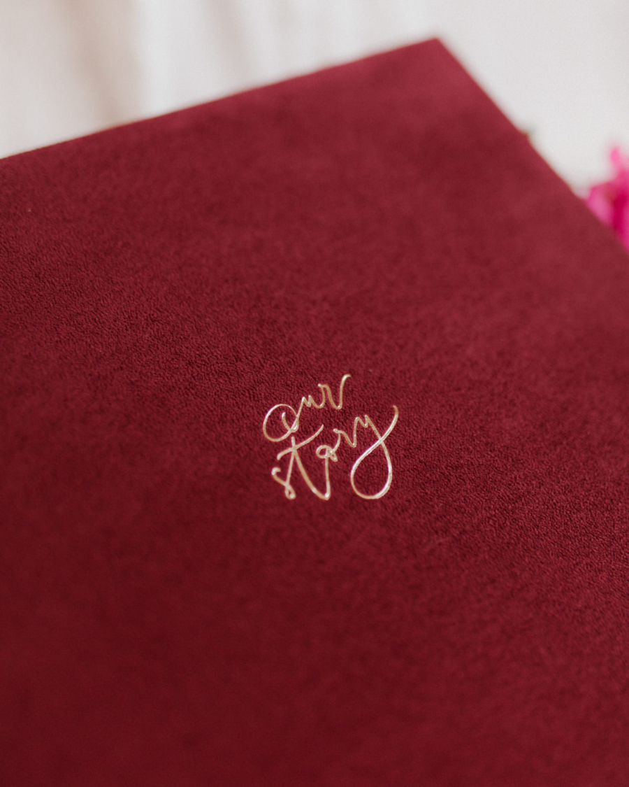 Tradycyjny album na zdjęcia - Bordowy ze złotym napisem