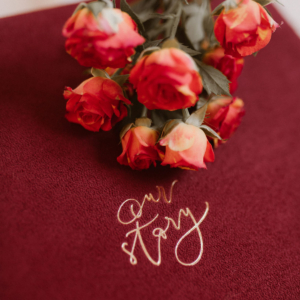 Tradycyjny album na zdjęcia - Bordowy ze złotym napisem