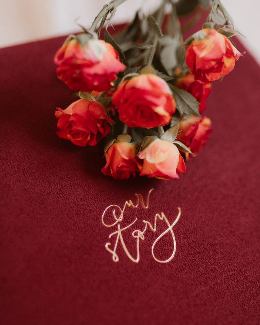 Tradycyjny album na zdjęcia - Bordowy ze złotym napisem