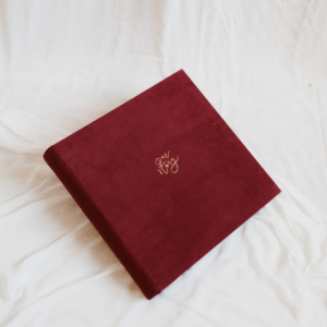 Tradycyjny album na zdjęcia - Bordowy ze złotym napisem
